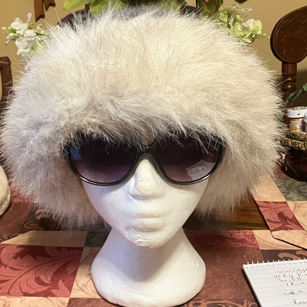 Aris vintage 1980 grey knitted hat with white faux fur trim with glasses
